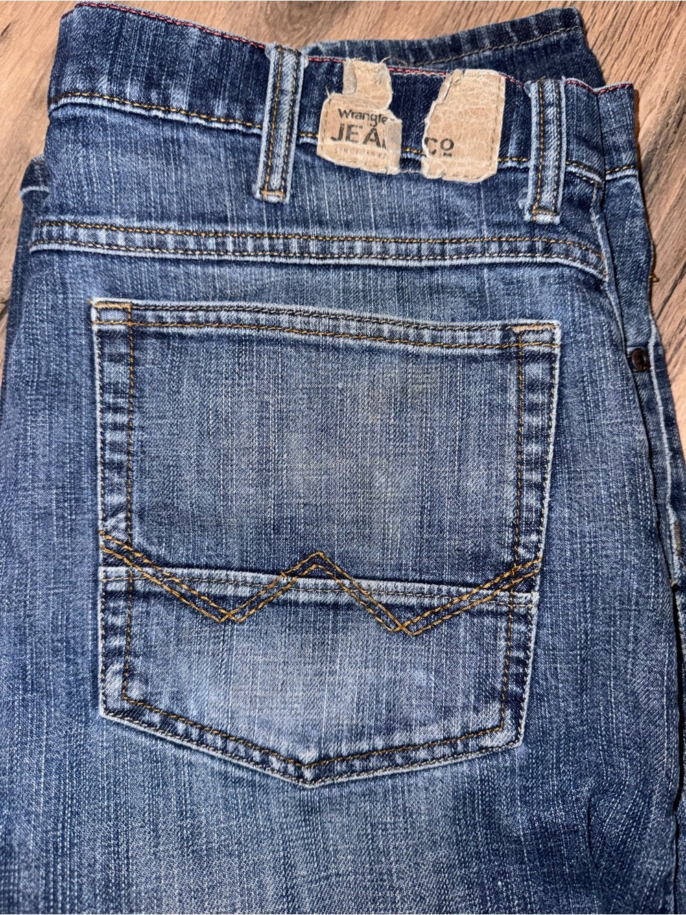 Wrangler Men’s Blue Straight-Leg Jeans with Contrast Stitching